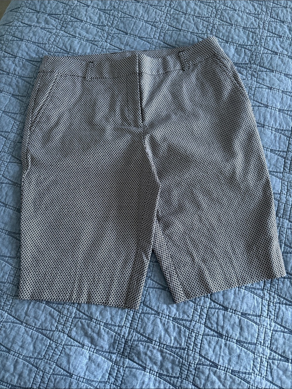 Anne Klein Bermuda Shorts Women’s Size 6 Navy White Geo Print Career Stretch